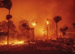 Incendi Los Angeles, ordine di evacuazione anche per Encino e Bel Air, lanciata petizione per dimissioni sindaca Bass per i tagli ai fondi dei vigili del fuoco