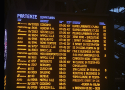 Milano, oltre due ore di ritardi e treni bloccati per guasto elettrico alla Stazione Centrale, ferme le linee per Bologna, Genova e Venezia
