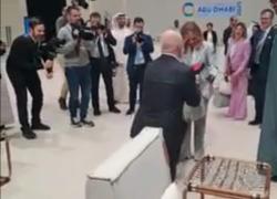 Abu Dhabi, Edi Rama si inginocchia davanti a Meloni e le regala un foulard per il 48esimo compleanno - VIDEO