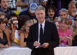 Addio a David Lynch, morto per un enfisema polmonare il regista di Twin Peaks e Mulholland Drive, aveva 78 anni