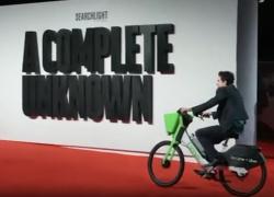 Timothée Chalamet in bici elettrica a Londra sul red carpet di "A Complete Unknown", multa da 65 euro per divieto di sosta - VIDEO