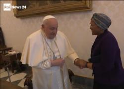 Papa Francesco caduto a Santa Marta mentre era in casa, contusione all'avambraccio destro, braccio immobilizzato - VIDEO