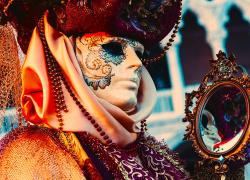 Giacomo Casanova, il poliedrico seduttore compie 300 anni e Venezia gli dedica un Carnevale tutto amore, balli, magia. E tra le 12 “Marie” chi sarà la più bella del reame? 
