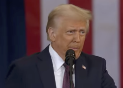 Trump, il discorso dopo il giuramento: politica dei due sessi, Golfo del Messico diventa Golfo d’America, bandiera USA su Marte, stop a Green Deal
