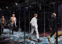A Milano Moda Uomo, eleganza decontratta e materiali nobili, con una precisione sartoriale che rende tutto possibile.
