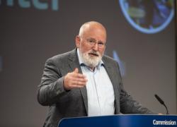 Green Deal, da Timmermans "milioni di € dai fondi Ue donati a delle lobby per l'appoggio sui suoi piani sul clima"