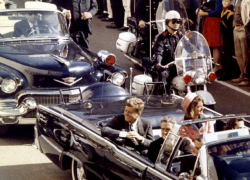 Trump, firmato ordine esecutivo per desecretare file omicidi Kennedy e Martin Luther King, grazia per 23 manifestanti anti-aborto