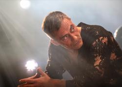 Filippo Timi al Teatro della Pergola, nuova edizione del suo spettacolo cult Amleto²