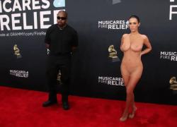 Bianca Censori nuda ai Grammy, i look più estremi della moglie di Kanye West sui red carpet - VIDEO