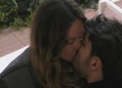 GF, scatta il bacio tra Helena e Javier, gli altri concorrenti appiccicati alle vetrate della casa per guardare - VIDEO