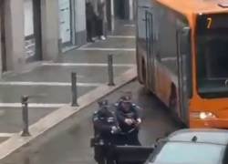 Parma, albanese investe vigili dopo controllo a un posto di blocco e tenta la fuga, fermato da un bus - VIDEO