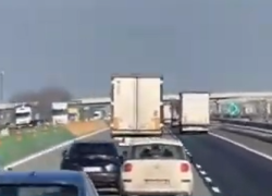 Incidente sull'A4, Tir ribaltato dopo schianto contro il guardrail, malore improvviso del conducente, autostrada chiusa per ore - VIDEO