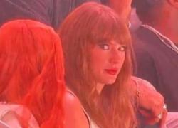 Taylor Swift fischiata al Super Bowl sgrana gli occhi scioccata, Trump ride: "Cacciata dai buu dello stadio" - VIDEO