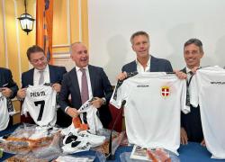 Rissa in campo a Napoli, Emanuele Filiberto manda i baby calciatori del Savoia a pulire le spiagge per punizione