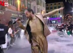 Jovanotti inciampa a Sanremo 2025 e rischia di cadere all'ingresso dell'Ariston mentre canta "L'ombelico del mondo" - VIDEO