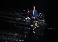 Sanremo 2025, Damiano David con Alessandro Borghi e il piccolo Vittorio, l'omaggio a Lucio Dalla sulle note di Felicità - VIDEO