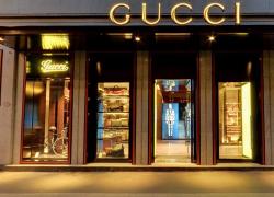 Gucci in crisi, vendite in calo del 24%: il brand fatica a riconquistare i consumatori dopo la svolta minimalista di De Sarno