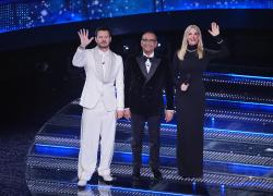 Finale Sanremo 2025, Gabry Ponte apre con "Tutta l'Italia", co-conduttori Marcuzzi e Cattelan, tra gli ospiti il calciatore Bove, Venditti e Alberto Angela