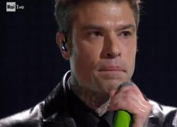 Fedez trema e piange mentre canta Bella Stronza con Masini: "Chi cerca quello che non deve trova quello che non vuole"; dedicata a Ferragni o Montini? - VIDEO