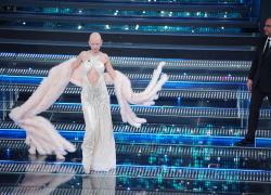 Bianca Balti a Sanremo 2025 senza parrucca e con cicatrice sulla pancia in vista: "Ora che non ho i capelli ci metto poco a prepararmi" - GALLERY