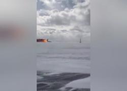 Incidente aereo Toronto, il momento in cui il Delta Airlines con 80 passeggeri si ribalta in fase d'atterraggio - VIDEO