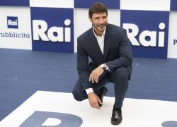 Sanremo sembra la Fashion Week, sfilano look esagerati, vince la giacca sformata di Venditti, l'anno prossimo condurrà De Martino, il lato B più apprezzato della tv
