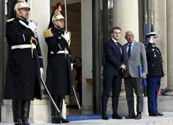 Vertice europeo a Parigi sull'Ucraina, sì ad aumento spese militari ma spaccatura su invio di truppe a Kiev: Uk, Francia e Svezia a favore