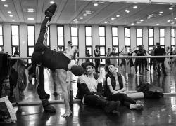 Lo Sguardo Nascosto: la danza dietro il sipario (del Teatro La Scala) con le fotografie di Gérard Uféras