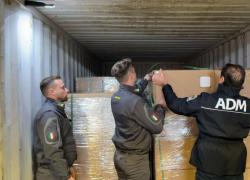 Genova, nel porto di Pra' sequestrati duecentomila accessori di telefonia contraffatti, arrivavano dalla Cina