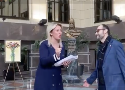 Giornalista Lorusso consegna a Zakharova la petizione con 25mila firme di scuse alla Russia dopo parole di Mattarella, la portavoce canta “Bella ciao” - VIDEO
