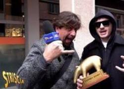 Tapiro d'oro a Olly per le polemiche sulla sua manager Marta Donà, il rifiuto dell'Eurovision e la clip di Balorda Nostalgia che "sembra copiata" - VIDEO