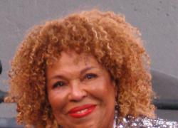 Addio a Roberta Flack, morta per infarto a 88 anni la cantante di Killing me softly with his song, aveva la SLA dal 2022