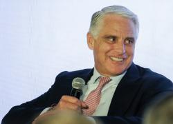 UniCredit, titolo ai massimi a oltre €50 verso €80 mld di capitalizzazione, utili record 2024 a € 9,7 mld; compensi Orcel di  €13,2 mln (+32,5% sul 2023)
