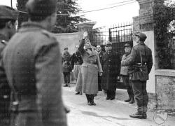 Salò revoca cittadinanza onoraria a Benito Mussolini dopo 101 anni, mozione di Civica Salò (csx), 12 sì, 3 contrari e un astenuto