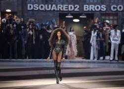 Naomi Campbell sfila per i 30 anni di DSquared2, il ritorno della pantera nera alla Milano Fashion Week a 54 anni, in stile Diana Ross - VIDEO