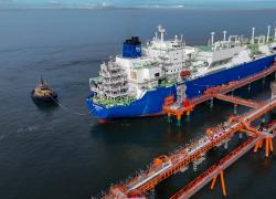 Snam, la nave rigassificatrice BW Singapore arriva a Ravenna; Venier: “Contributo decisivo per la diversificazione e la sicurezza energetica del Paese”