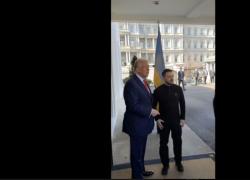 Zelenksy a Washington per firmare l'accordo sulle terre rare, Trump commenta i pantaloni cargo: "È tutto in ghingheri"  - VIDEO