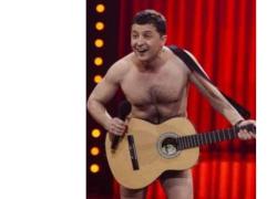 Quando Zelensky suonava la chitarra completamente nudo, il VIDEO virale dopo la cacciata dalla Casa Bianca nell'incontro con Trump sulle terre rare