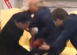 Zelensky, Trump e Vance si picchiano alla Casa Bianca durante l'incontro sulle terre rare e al tycoon si alza il parrucchino - IL VIDEO AI VIRALE