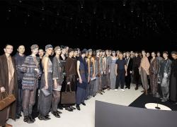 I colori delle radici negli abiti di Giorgio Armani, con omaggi all’Oriente e al Sud Italia.
