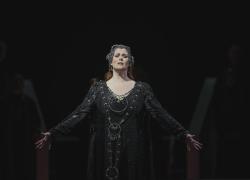 Dopo più di 45 anni dall’ultima produzione fiorentina di “Norma”, il capolavoro di Vincenzo Bellini torna sulle scene del Teatro del Maggio con un nuovo allestimento