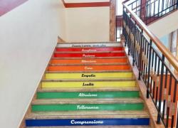 Verona, studente di 13 anni si rifiuta di salire su scala arcobaleno e prende una nota: “Sono contrario alla comunità Lgbt”, segnalazione a Valditara