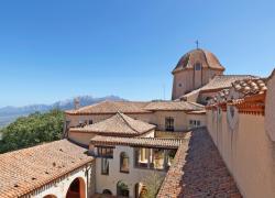 Il Monastero delle Carmelitane Scalze di Nuoro, progettato dall’architetto Savin J. Couëlle nel 1994, aprirà le porte alla delegazione del FAI i giorni 22 e 23 marzo, durante le Giornate di Primavera.
Un’occasione unica per visitare un gioiello architettonico che insieme all’Hotel Cala di Volpe costituisce uno dei progetti più significativi del progettista chiamato in Sardegna dal Principe Aga Kahn.
