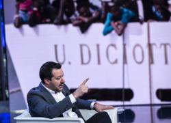 Caso Diciotti, sentenza Cassazione: "Governo deve risarcire i 41 migranti trattenuti", chiesti danni da 42mila ai 71mila€ l'uno, fino a 2 mln e 900mila€, Salvini: "Se i giudici amano i clandestini, li paghino loro"