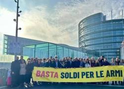 "Basta soldi per le armi", protesta M5S contro il piano di guerra di von der Leyen: "ReArm Europe salasso che toglie fondi a sanità, istruzione, welfare" - VIDEO