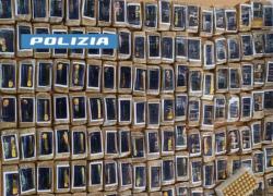  Scampia, 149 panetti di hashish per 15 kg e 48 cartucce rinvenuti in un sottoscala di via Fabrizi e sequestrati dalla Polizia