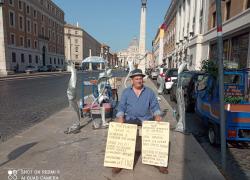 Provocazione e riflessione nelle opere d’arte di Franco Vita, artista artigiano che invita a riflettere su temi come il patriarcato e la poesia di strada