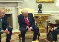 Trump stregato dai calzini con trifoglio di JD Vance mentre parla di inflazione con il Premier irlandese: "Li adoro, non riesco a concentrarmi" - VIDEO