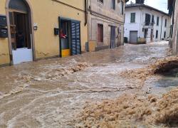 Allerta meteo rossa Emilia Romagna e Toscana, evacuazioni nel Fiorentino, l'Arno sale a 4,05m, Funaro: "Attesi 30 mm di pioggia"