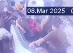 Scala mobile in metro si blocca e va indietro all'improvviso, le persone cadono ammassandosi una sopra l'altra - VIDEO